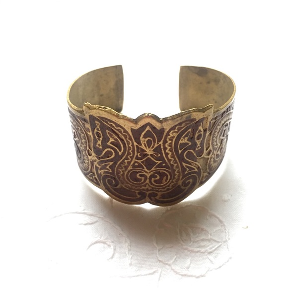 Vintage brass cuff with ornate inlaid detail - Picture 4 of 7
